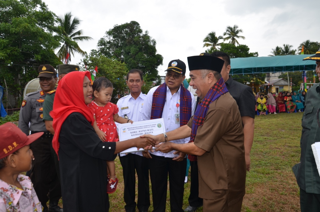 Wabup Kubar Serahkan Dana PKH : Tahap Pertama di Kampung Tanjung Jone